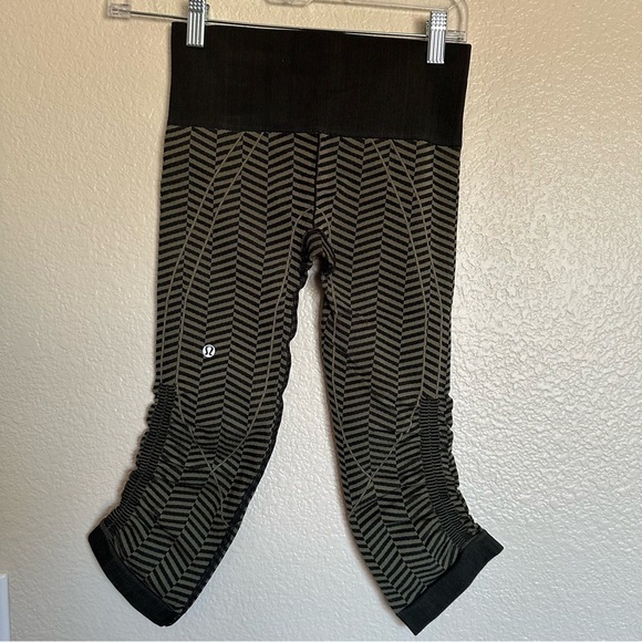 Lululemon In the Flow Leggings Heathered Fatigue Green Black Capri Size 2 - Picture 6 of 14